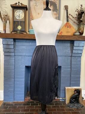 Vintage Dixie Belle Half Slip Black Anti-static Size Medium‎ Lace Trimmed Slits